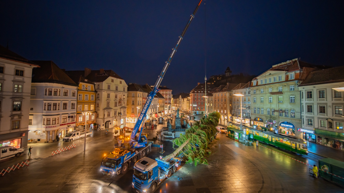 Christbaum Am Hauptplatz Ist Da - Holding Graz