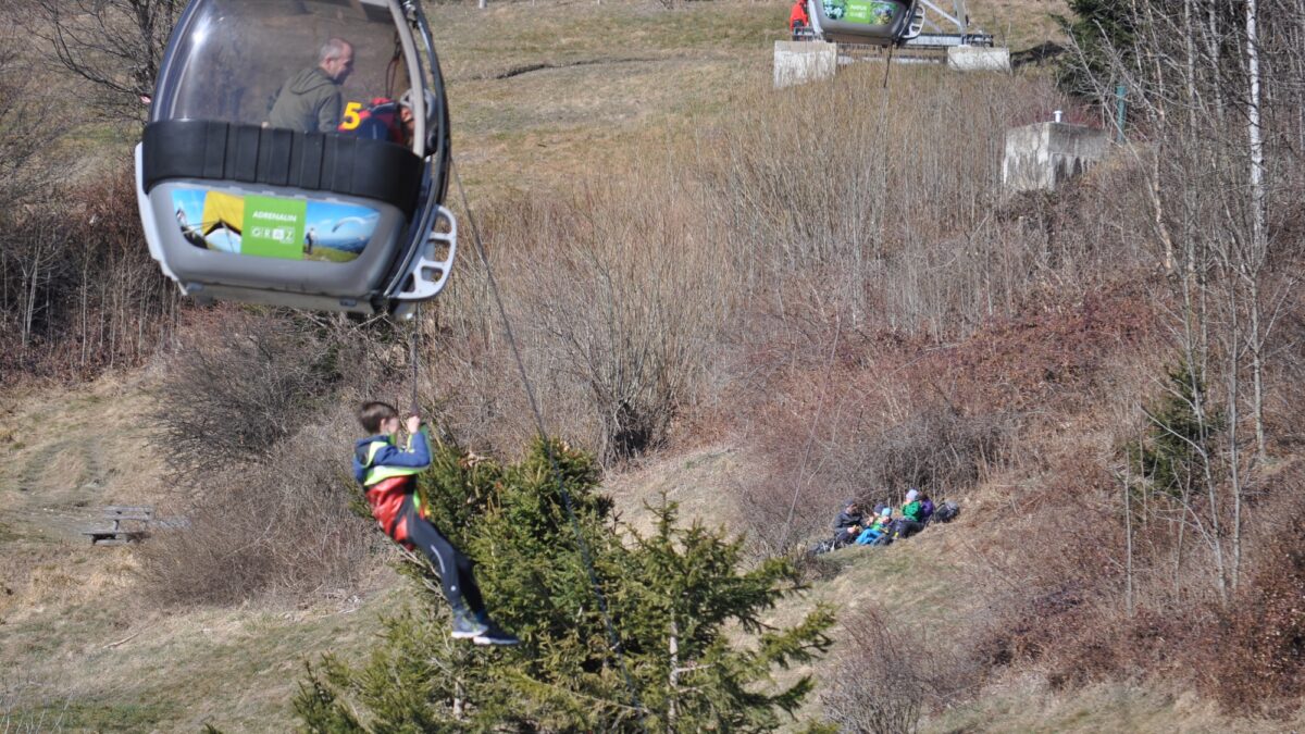 Übung Bergrettung Schöckl Seilbahn, ein Bub hängt an einem Bergeseil an einer Seilbahnkabine